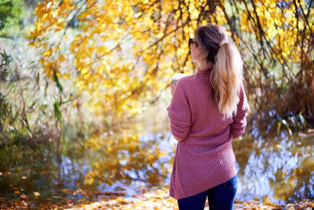 Porträt der jungen Frau im Park