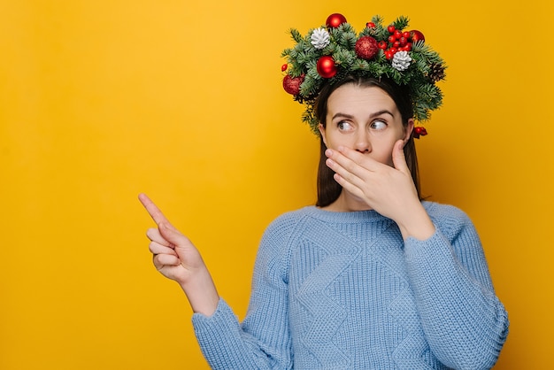 Porträt der jungen Frau im Weihnachtskranz