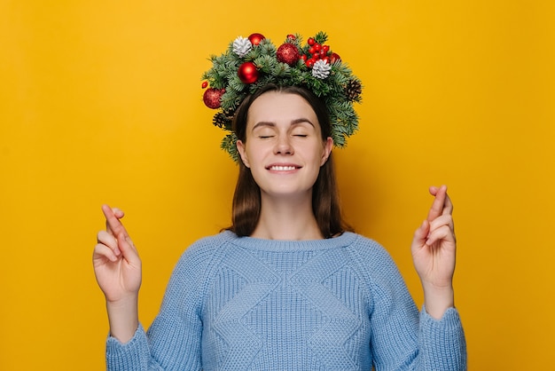 Porträt der jungen Frau im Weihnachtskranz