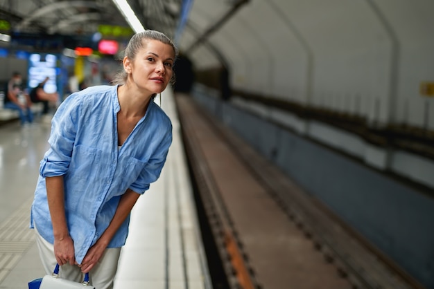 Porträt der jungen Frau in der U-Bahn der U-Bahn.