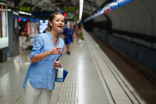 Porträt der jungen Frau in der U-Bahn.