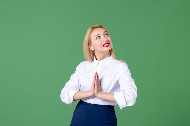 Porträt der jungen Frau in konservativer Kleidung grüne Wand Lehrer Schulstunde