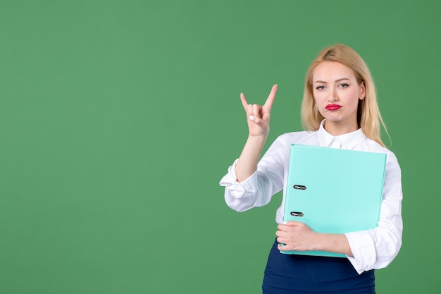 Porträt der jungen Frau mit Dokument grüne Wand Lehrer Schüler Schulunterricht