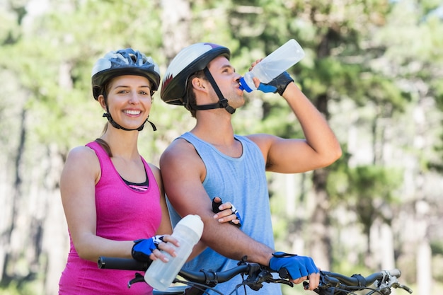 Porträt der jungen Frau mit Mann am Wald