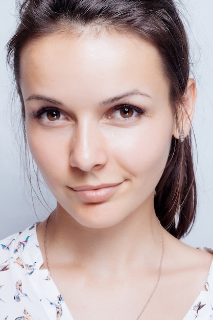 Porträt der jungen Frau mit natürlichem Make-up