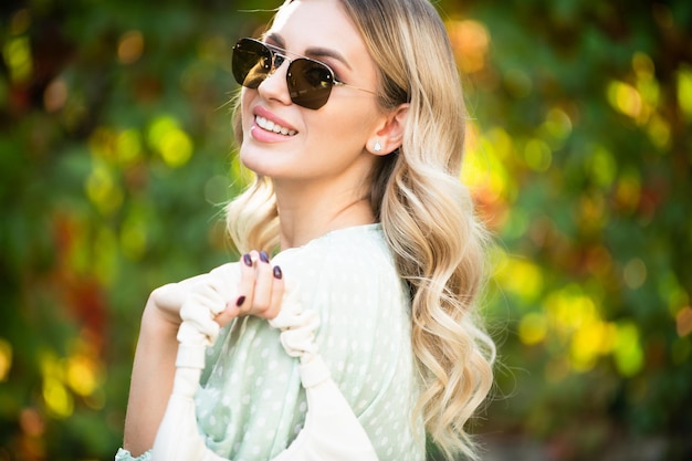 Porträt der jungen Frau mit Sonnenbrille im Freien romantisches Mädchen mit Schönheitsgesicht