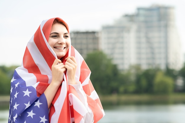Porträt der jungen Frau mit USA-Flagge auf ihrem Kopf