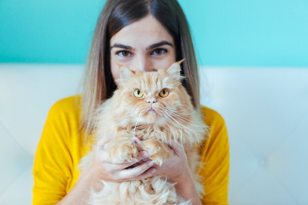 Porträt der jungen Frau und der gesunden Katze