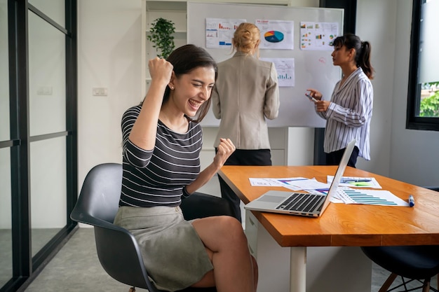 Porträt der jungen Geschäftsfrau im modernen Büro