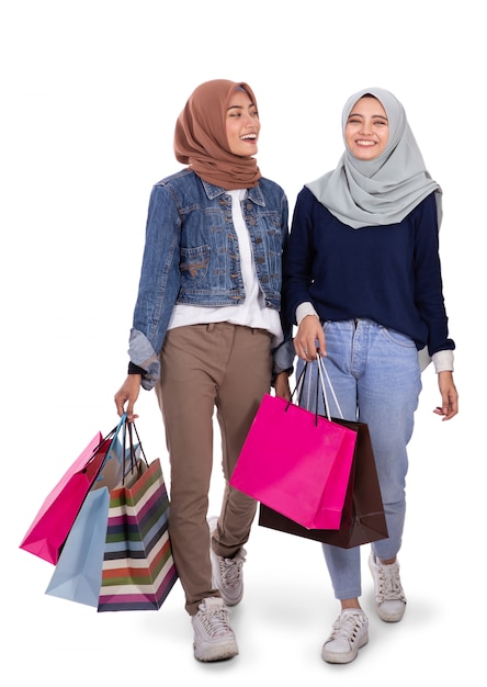 Porträt der jungen Hijab-Frauen, die nach dem Einkaufen gehen