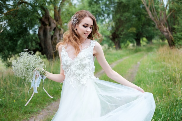 Porträt der jungen hübschen Frau im weißen Hochzeitskleid