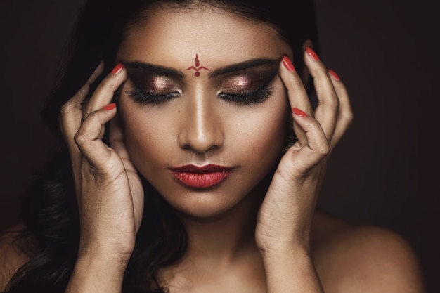 Porträt der jungen indischen Frau mit schönem Make-up und Frisur