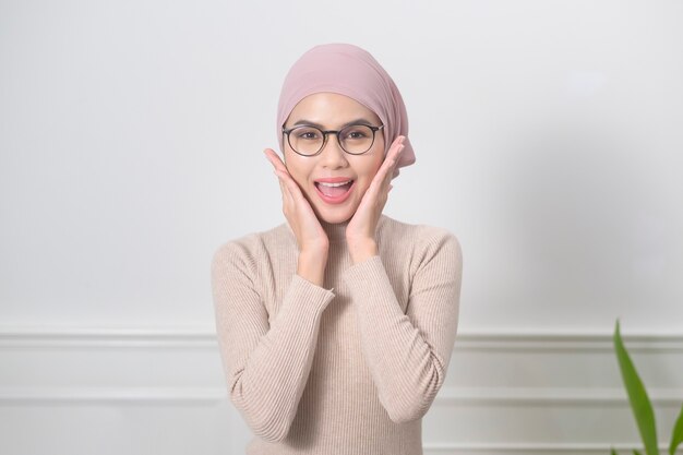 Porträt der jungen muslimischen Frau mit Brille