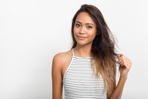 Porträt der jungen schönen asiatischen Frau mit braunen Haaren