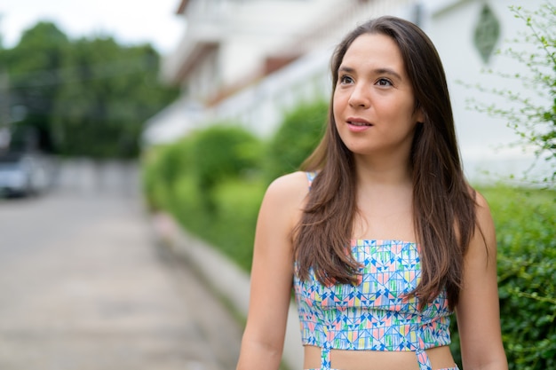 Porträt der jungen schönen Frau, die Sommerkleid in der Straße trägt