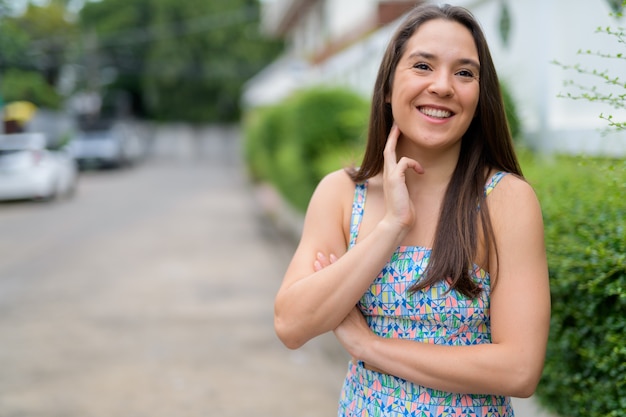 Porträt der jungen schönen Frau, die Sommerkleid in der Straße trägt