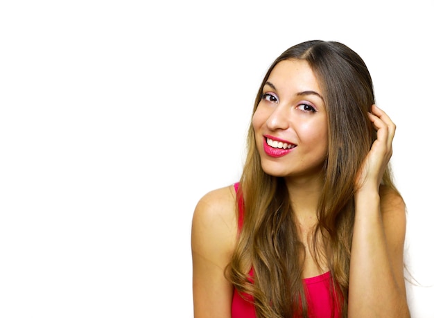 Porträt der jungen schönen Frau im magentafarbenen Trägershirt fröhlich lächelnd