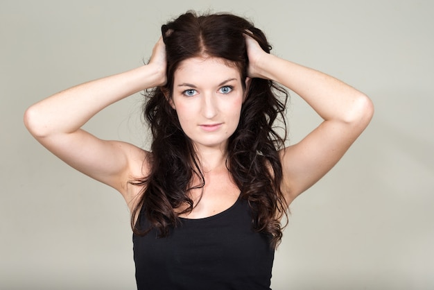 Porträt der jungen schönen Frau mit braunen Haaren