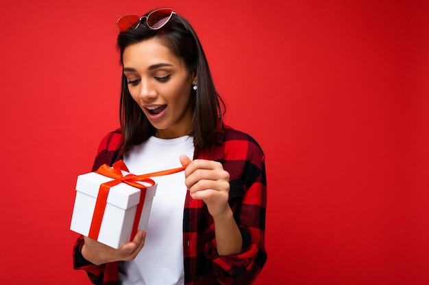 Porträt der jungen schönen Frau mit Geschenkbox