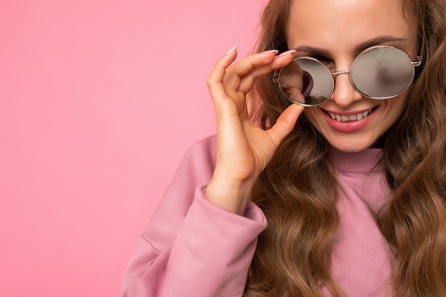 Porträt der jungen schönen Frau mit Sonnenbrille