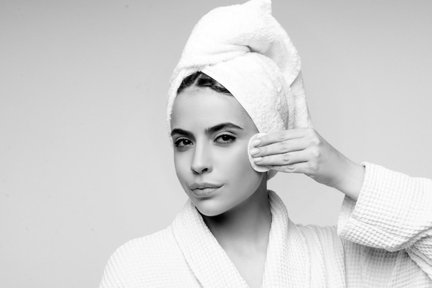 Porträt der jungen schönen Frau reinigt ihr Gesicht von Make-up mit Wattepads Hautpflege und sein
