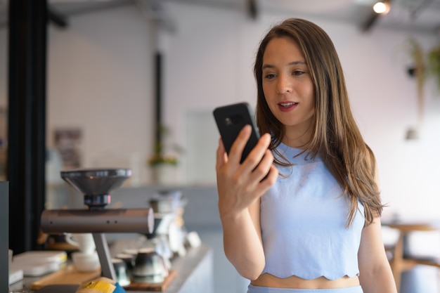 Porträt der jungen schönen multiethnischen Geschäftsfrau im Café