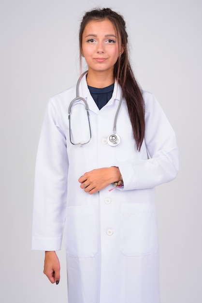 Porträt der jungen schönen Ärztin gegen weiße Wand