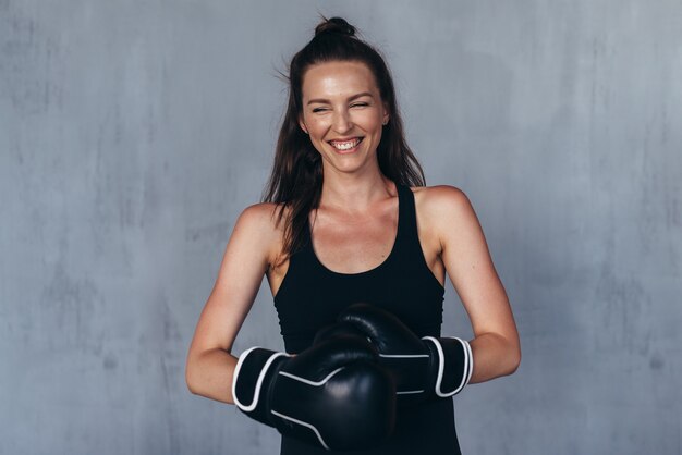 Porträt der jungen Sportlerin in Boxhandschuhen.