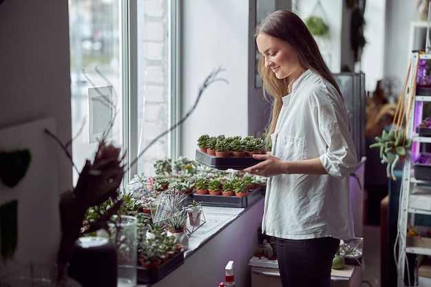 Porträt der kaukasischen Floristin in seinem eigenen Blumengeschäft