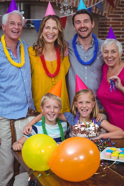 Foto porträt der lächelnden familie der multi generation, die geburtstag feiert