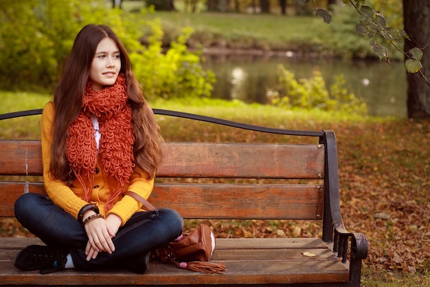 Porträt der lächelnden Frau im Herbstpark