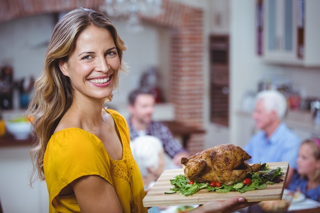 Porträt der lächelnden Frau Schneidebrett mit Fleisch halten