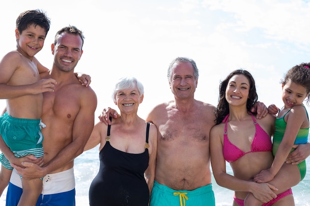 Porträt der lächelnden mehrgenerationenfamilie am strand