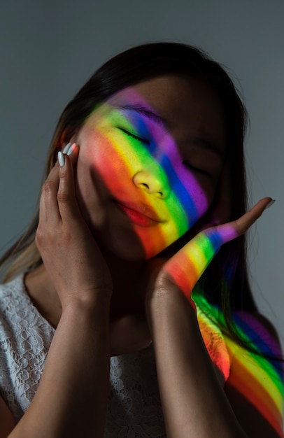 Foto porträt der lgbt frau mit regenbogensymbol