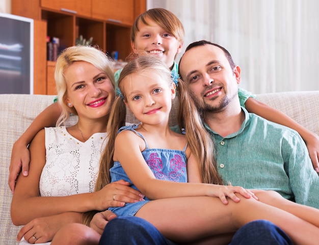 Foto porträt der mittelklasse-familie