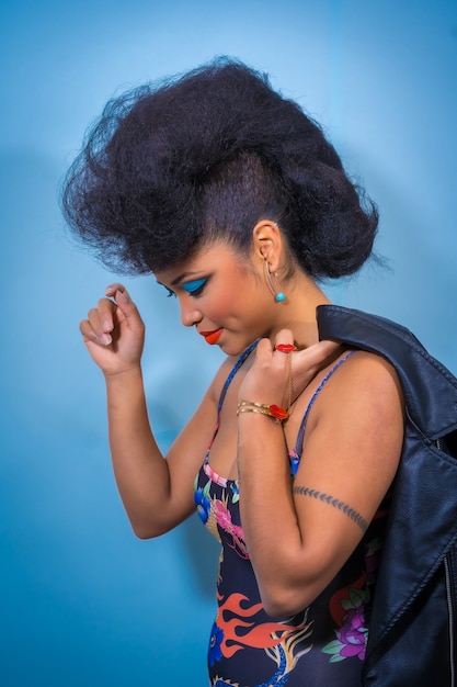 Porträt der Mode-Rocker-Artfrau mit hellem Make-up, das eine Lederjacke trägt