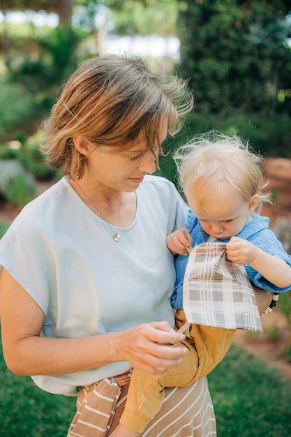 Porträt der Mutter, die mit Kleinkindmädchen geht