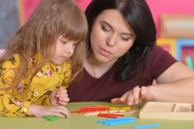 Porträt der Mutter mit kleiner Tochter hautnah