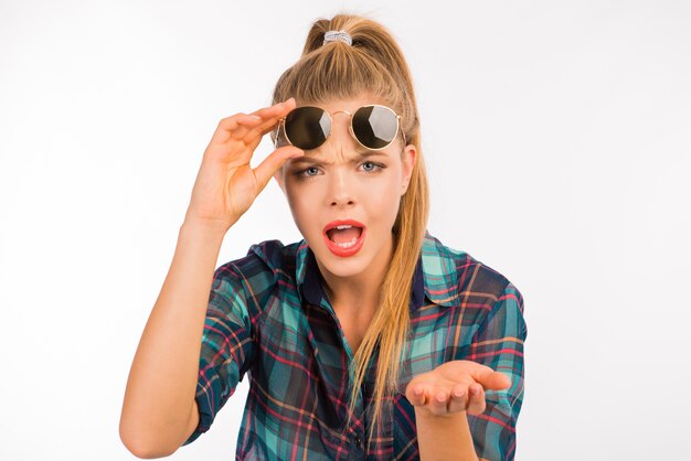 Foto porträt der netten frau mit sonnenbrille