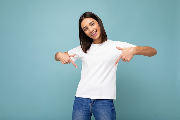 Porträt der positiven glücklichen lächelnden jungen Frau mit aufrichtigen Gefühlen tragend