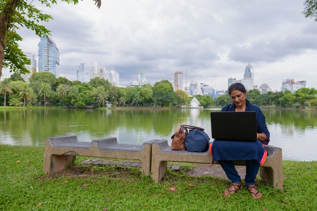 Porträt der reifen schönen indischen Frau, die die Stadt Bangkok, Thailand erkundet