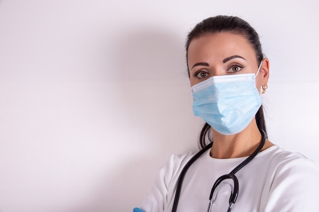 Porträt der Ärztin oder Krankenschwester mit Stethoskop