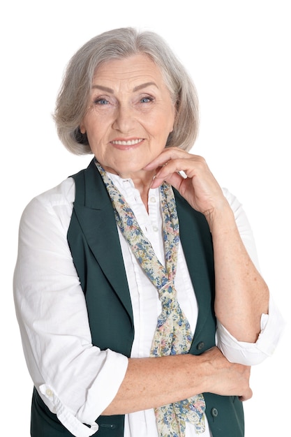 Porträt der schönen älteren Frau auf weißem Hintergrund