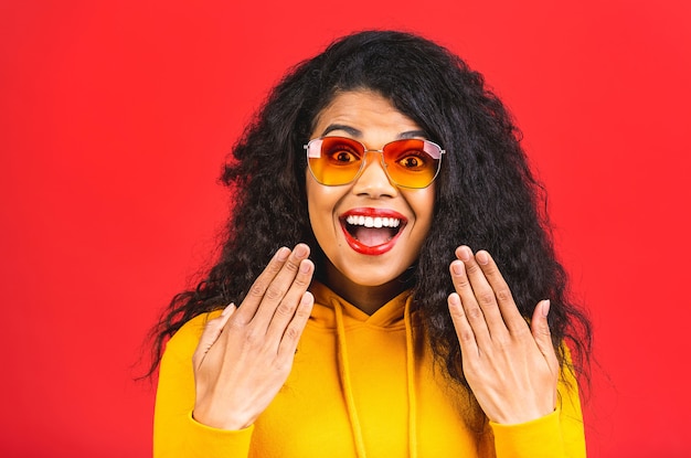 Porträt der schönen Afroamerikanerfrau mit Sonnenbrille