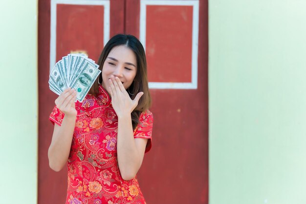 Porträt der schönen asiatischen Frau im Cheongsam-KleidThailänderFröhliches chinesisches Neujahrskonzept