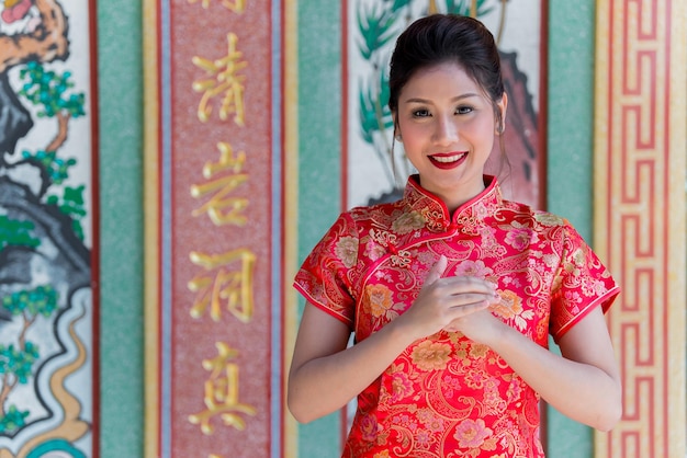 Porträt der schönen asiatischen Frau im Cheongsam-KleidThailänderFröhliches chinesisches Neujahrskonzept