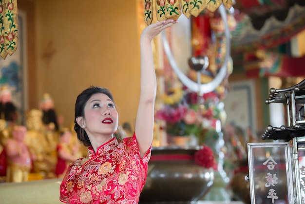 Porträt der schönen asiatischen Frau im Cheongsam-KleidThailänderFröhliches chinesisches Neujahrskonzept