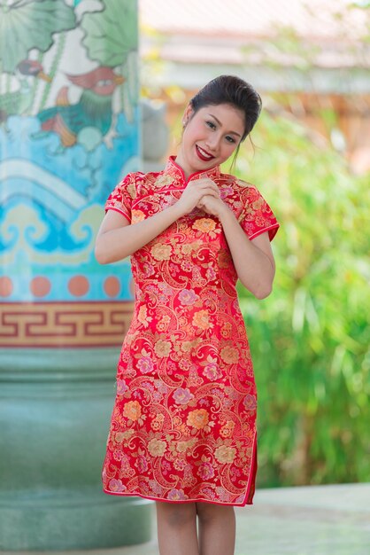 Porträt der schönen asiatischen Frau im Cheongsam-KleidThailänderFröhliches chinesisches Neujahrskonzept