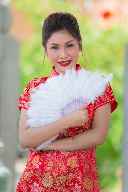 Porträt der schönen asiatischen Frau im Cheongsam-KleidThailänderFröhliches chinesisches Neujahrskonzept