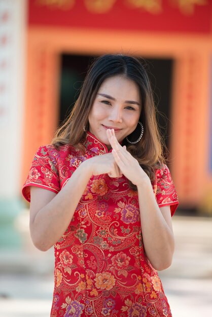 Porträt der schönen asiatischen Frau im Cheongsam-KleidThailänderFröhliches chinesisches Neujahrskonzept